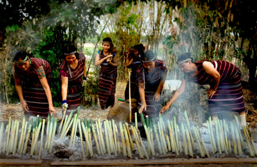 Độc[-]đáo[-]món[-]ăn[-]nấu[-]từ[-]lồ[-]ô[-]ở[-]Tây[-]Nguyên